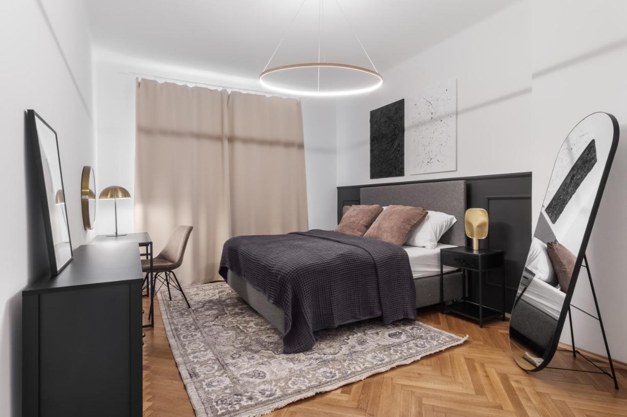 Days - Glamorous W Balcony Near Vltava River Apartment Prag